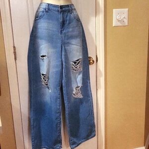 NWt SO junior super high waist Wide leg. Elastic waist faded blue jeans11/30W